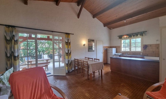 Soorts-Hossegor Apartment | Single-storey house for 5 holidaymakers with shared garden at the foot of the supervised beach.