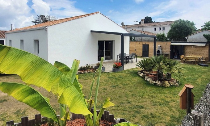 La Gueriniere House | Single-storey house with pergolas, terrace and enclosed garden, rated 4 stars.