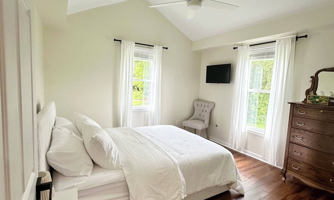 Auburn House | Single-story Golf Course Getaway