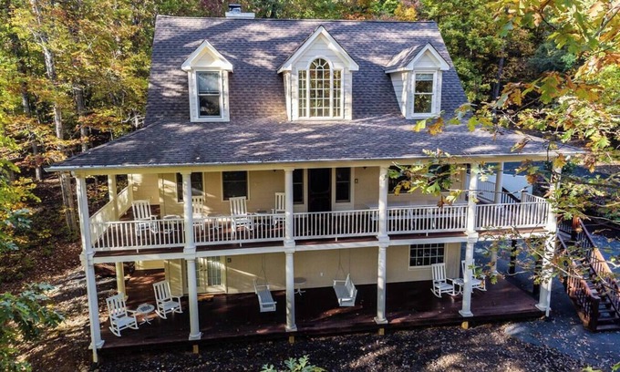 Nellysford House | Sip 'n Dip: Hot Tub Foosball Pool Table Ping Pong