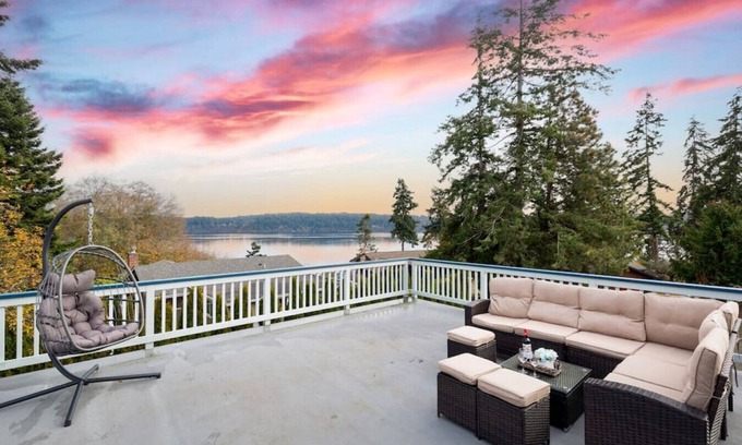 Freeland House | Sirius Entire · Gigantic 6b3b Home w/Water View+Hot Tub+Game Room