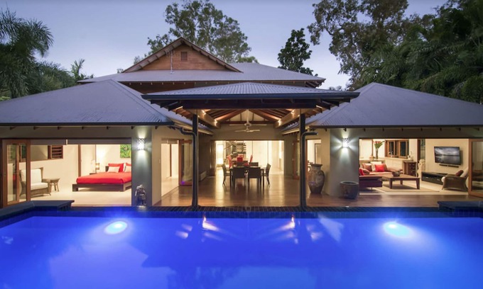 Port Douglas House | Sisanya - Port Douglas Luxury Retreat with Heated Pool & path to the beach!