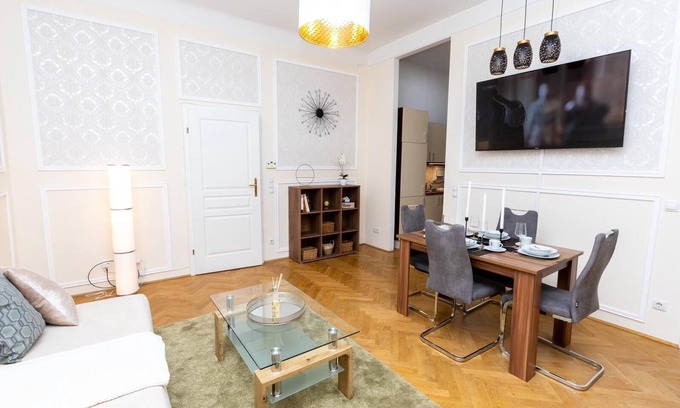 Funfhaus Apartment | SISI Designed apartment near Schönbrunn palace