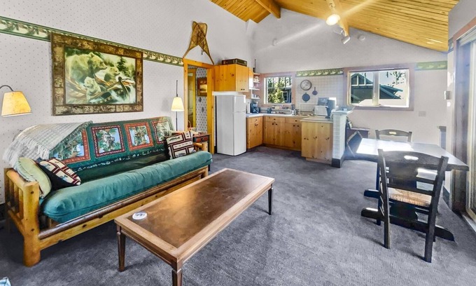 Sisters House | Sisters Chalet-Beautiful 1bdrm/1/bath moments from Hoodoo Ski Resort