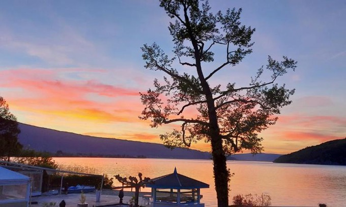 Duingt Apartment | Situation exceptionnelle pour ce cosy studio avec terrasse SUR LAC, dans résidence avec PLAGE et ponton PRIVEE