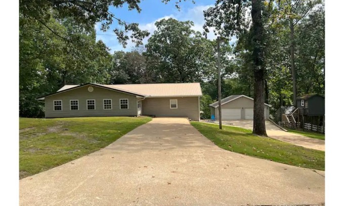 Counce House | Six bedroom lake house in Counce on Pickwick Lake with a boat slip included