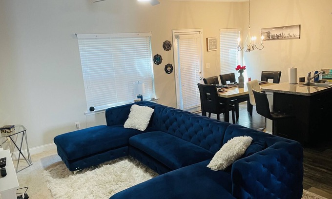 Austell House | Six Flags Modern Town Home 3 min away from Six flags, Min away from Atlanta