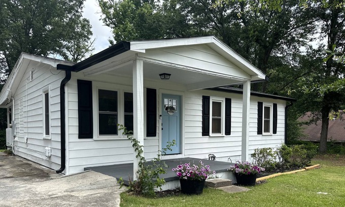 Douglasville House | Six Flags, Truist Park Battery, and GA Aquarium are less than 30 minutes away.