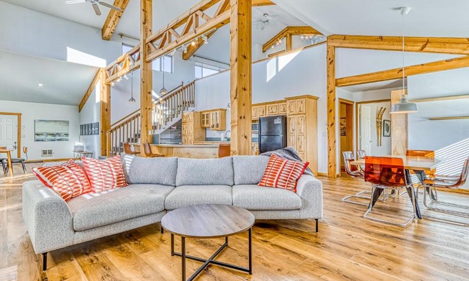 Bend House | Six Mountain View