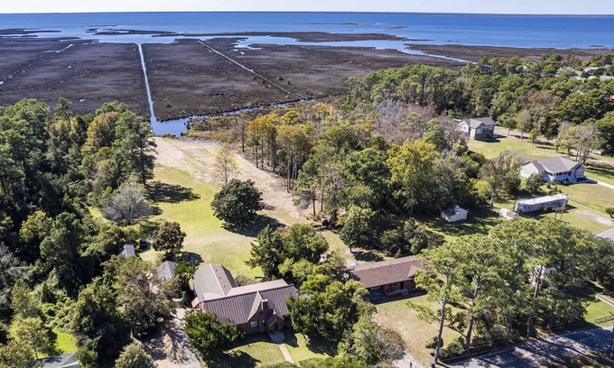Wanchese House | Six Sister’s Lodge. Waterfront home on the OBX.Minutes away from the beach.