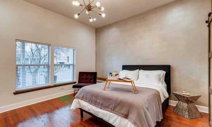 Near East Side Bed & Breakfast | SJ1Exclusive, Contemporary Suites Downtown