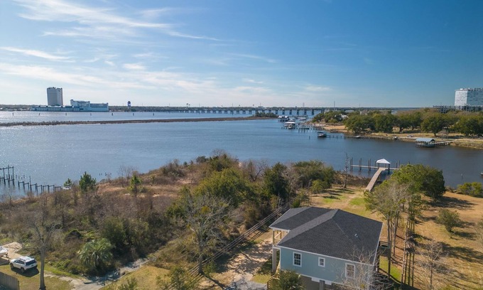 St. Martin House | Skeeter's Place- Luxurious Back Bay Biloxi Abode! Fishermen's Paradise!