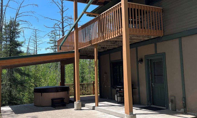 Stambaugh House | Ski Brule getaway with Hottub!