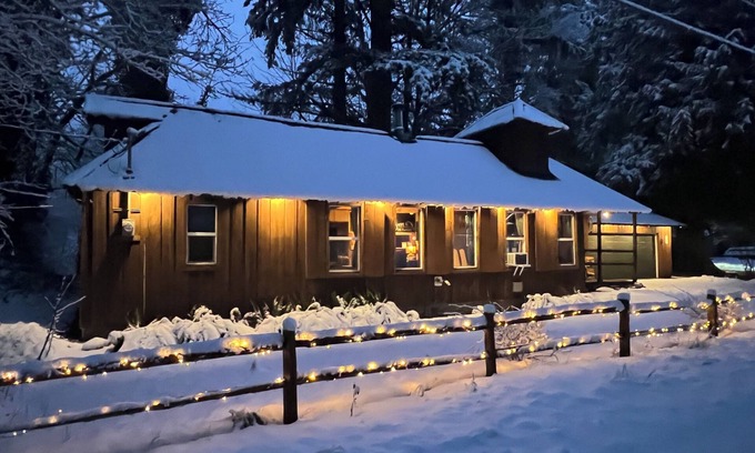 Skykomish House | Ski Cabin w/Hot Tub, Fireplaces – 5 Mins to Slopes, Pet-Friendly, Sleeps 12