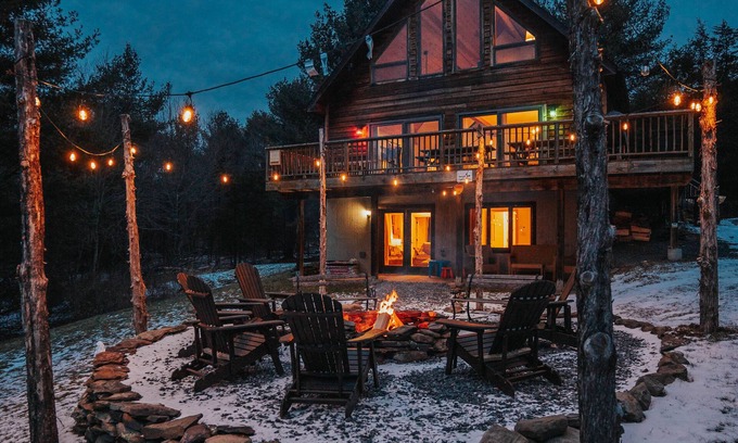 Prattsville House | SKI CHALET - INCREDIBLE CATSKILLS VIEWS - Firepit, 2 grills, Deck, Fast WiFi