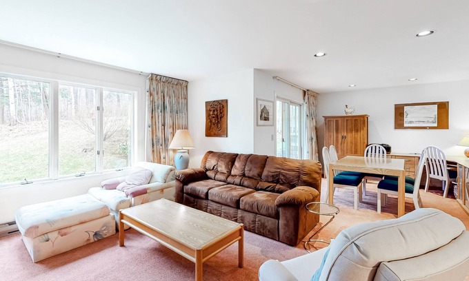 Warren Condo | Ski condo with locker, shuttle, fast WiFi, fireplace, washer/dryer & AC