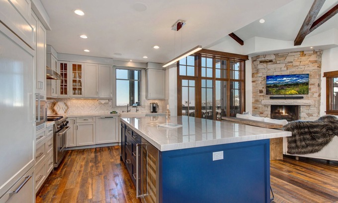 Empire Pass Condo | Ski/Hike/Bike In & Out 3 Bd Luxury Penthouse Arrowleaf at Empire Pass