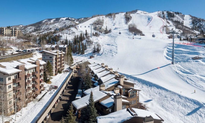 Steamboat Springs Condo | Ski In Access, Easy Walk to Shops & Restaurants, Free Bus - Renovated w/California King Bed
