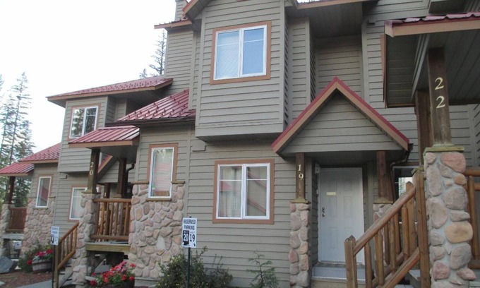 East Kootenay Condo | Ski IN Condo with PRIVATE HOT TUB