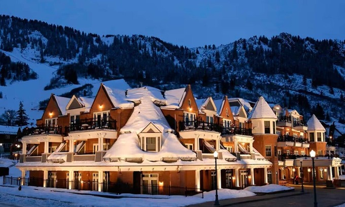 Downtown Hotel | Ski in/out at the base of Vail Mountain & walk to Aspen