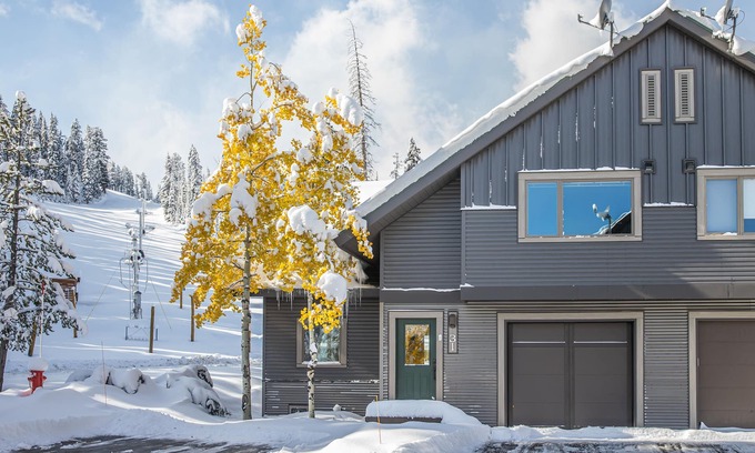 Big Horn House | Ski-in/out condo w/great views, electric burning fireplace & great location! - Big Horn Powder Run