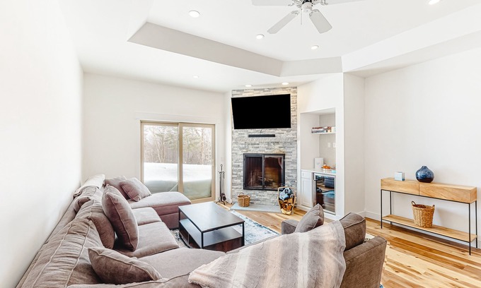 Ludlow Condo | Ski-in/out condo with fireplace, pool, hot tub, sauna & washer/dryer