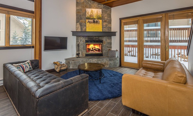 Big Horn House | Ski In/Out home 50 steps to Bear Back Poma Lift w/steam shower - Big Horn Escape