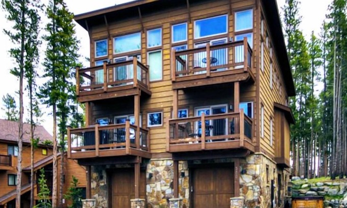 Warrior's Mark West House | Ski-In & Out,Private Hot Tub, Shuttle, Fab Views! 4BR 3BA (2 bunk rooms)