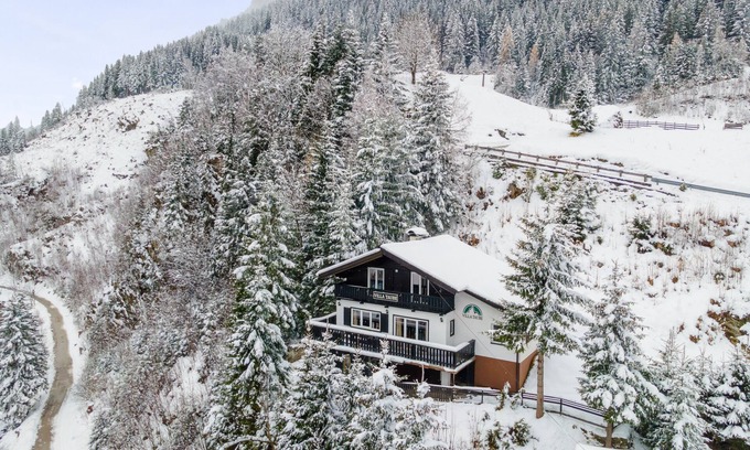Bad Gastein Apartment | Ski-in/ski-out apartment on a glacier boulder