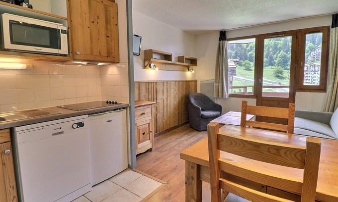La Perriere Apartment | Ski-in/Ski-out Apartment in La Tania - Sleeps 4, Balcony, Close to Center