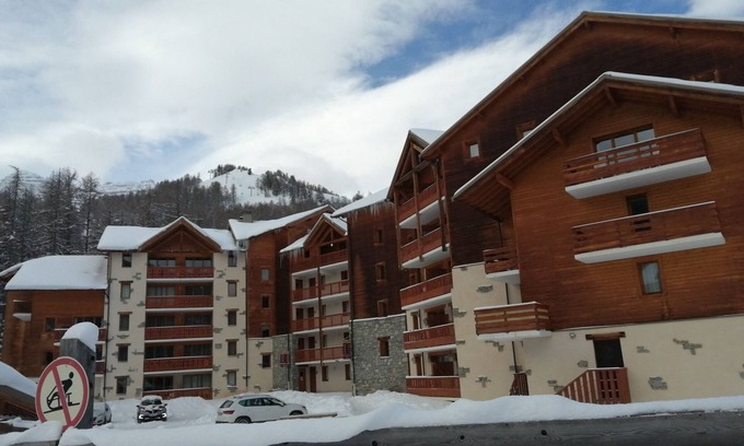 Les Claux Apartment | Ski in ski out apartment heated pool l'albane