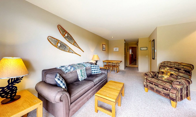 Warren Condo | Ski-in/ski-out condo with mountain view, seasonal pool