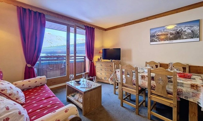 Les Bruyeres Apartment | Ski-in/ski-out & foot of the slopes, 1st floor, balcony, tv, ski locker, 44m², Les Menuires