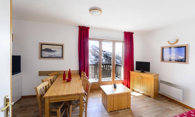 Valmeinier Apartment | Ski-in/ski-out & foot of the slopes, swimming pool, ski locker, 32m², Valmeinier