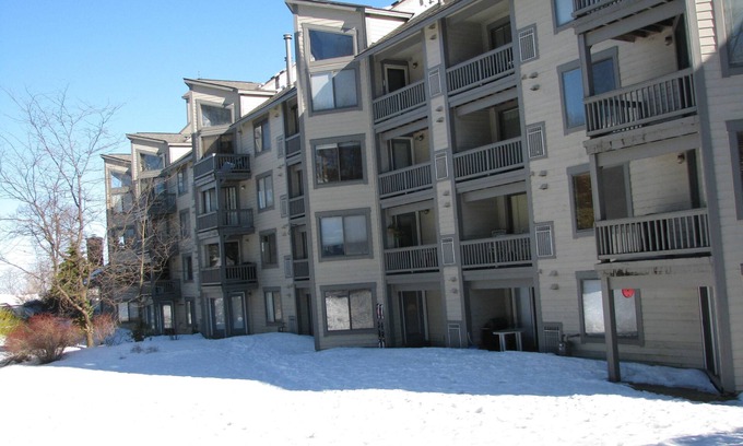 White Condo | Ski- In, Ski- Out, Ground Floor, Wi-Fi , use of hot tub & fireplace in Lounge