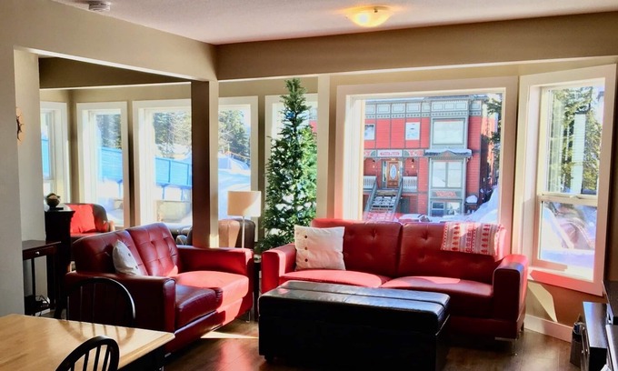 Silver Star Mountain Condo | Ski-in Ski-out, Hot tub, Heated Wax Room, Laundry, Bright