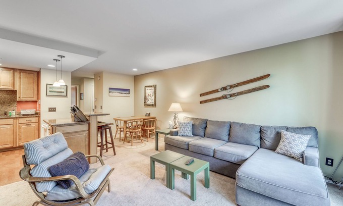 Warren Condo | Ski-In/Ski-Out Second-Floor Condo w/Free WiFi, Mountain Views, & a Shared Pool