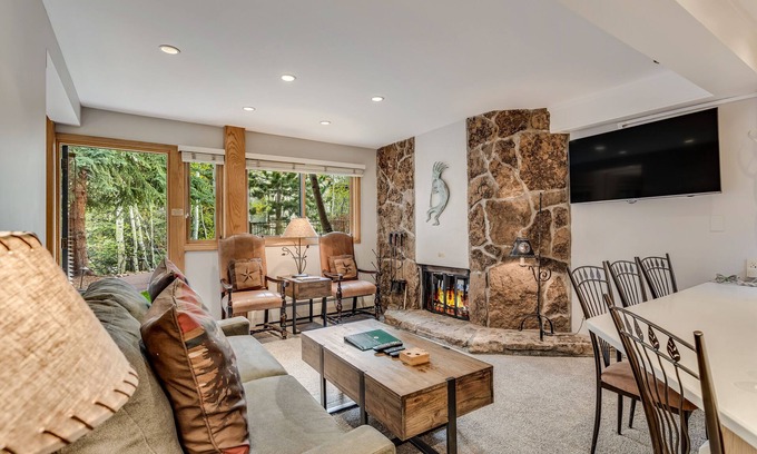 Snowmass Village Condo | 🏔️Ski-In, Ski-Out~Hot Tub~Studio Deluxe 303🏔️