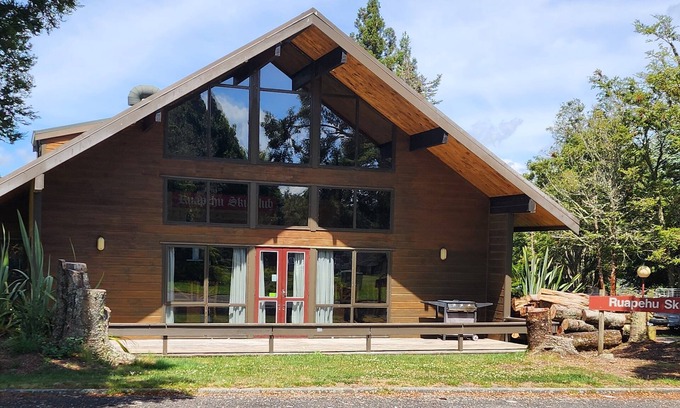 Ohakune Cabin | Ski-Inspired Summer Retreat. Spacious Lodge in Ohakune