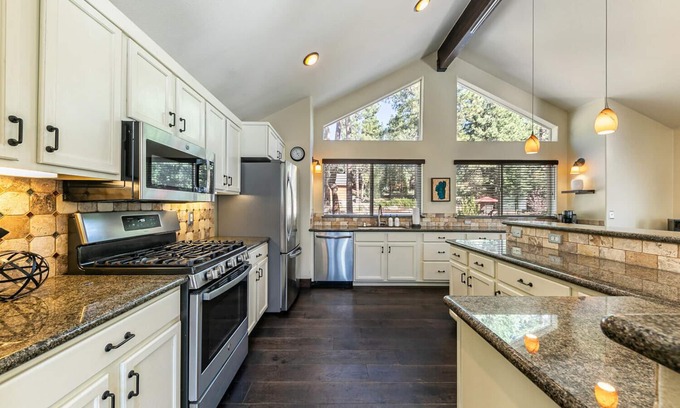 Truckee House | SKI LEASE! Four bed/four bath home in Truckee, CA available for a ski lease.