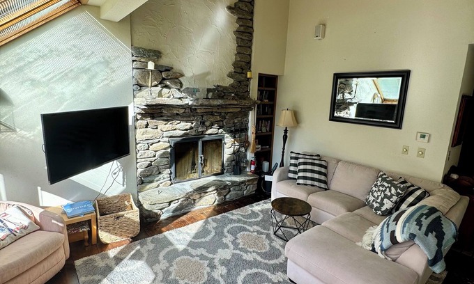 Plymouth Condo | Ski & Mountain Getaway-Minutes to Okemo, Killington, Long Trail, and many lakes!