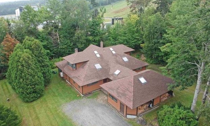 West Dover Condo | Ski on Ski Off & Newly Renovated! 30 feet to covered magic carpet at Carinthia.