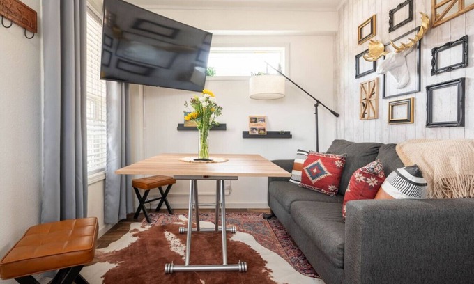 Woodland Park House | Ski & Soak: Santacon 2BR w/Jacuzzi & BBQ