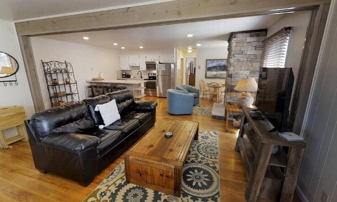 Red River Condo | Ski View 1 Bella Vista - In Town - On Main Street - End Unit - WiFi - Cable - El