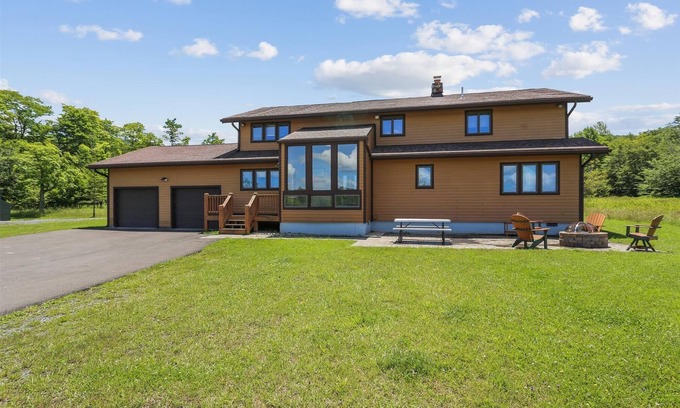 Timberline House | Skiing, Biking, Boating, and Hiking at Rock Wall Inn!