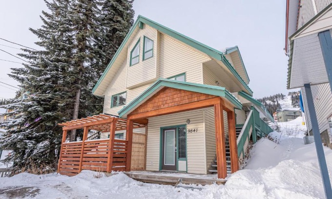 Silver Star Mountain Ski Chalet | SkiMore Properties