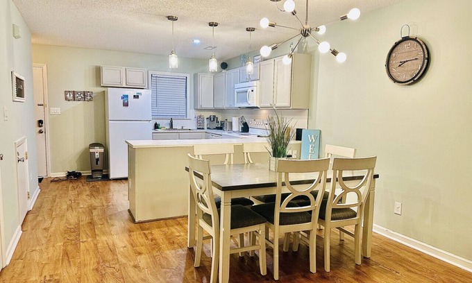 Peletier House | Skipping Stones ~ Silver Creek ~ Close to beaches!
