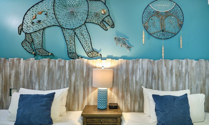 Crosstown Hotel | Skwachàys Lodge