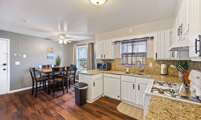 Skokie Condo | Sky - 3BR, 2BA Unit