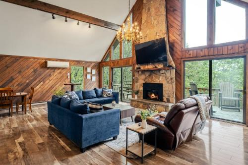 Lake Harmony Estates House | Sky View Chalet by AvantStay Stunning Interior Spacious Deck Hot Tub View